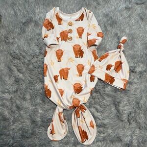 Caden Lane Knotted Gown + Hat Highland Cows Infant 0-3 Months